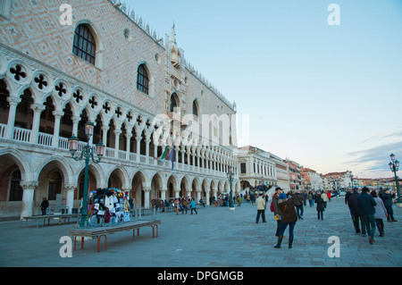 Promenade au bord de la Molo à la place St Marc, quartier de San Marco Venise la Vénétie Italie Europe Banque D'Images