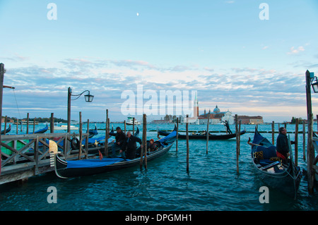 Gondoles en face de la Piazza San Marco la place Saint Marc avec San Giorgio Maggiore en arrière-plan la Venise Vénétie Italie Europe Banque D'Images