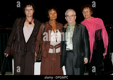 Oct 05, 2006 - Lisbonne, Portugal - Carlos Castro et ses soeurs MARIA AMELIA (1L), Fernanda GOMES (2L) et un(e) ami(e) lors de son 60e anniversaire à Lyon le 5 octobre 2006. Janvier 2011, 65 ans, journaliste portugais Carlos de Castro qui a été matraqué à mort dans une chambre d'hôtel de luxe à New York et qui avait aussi son scrotum coupé. En effet jeu déloyal. À l'heure actuelle, les autorités sont ques Banque D'Images