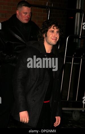 2 décembre, 2006 - New York, New York, États-Unis - Arrivées POUR LE DÉPISTAGE DE REVOLVER.TRIBECA GRAND HOTEL, NEW YORK. 12-03-2007. 2007.Josh Groban.K55746RM(Image Crédit : © Rick Mackler/Photos/ZUMAPRESS.com) Globe Banque D'Images