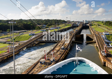 Coral Princess bateau de croisière bords sa façon d'avancer en verrouillage de Gatun sur le Canal de Panama Banque D'Images