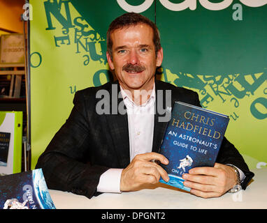 Belfast, Irlande du Nord. 14Th Jan, 2014. L'astronaute canadien Chris Hadfield Col signe des exemplaires de son livre "Un Guide des astronautes à la vie sur terre' à motifs Belfast en Irlande du Nord. Credit : Radharc Images/Alamy Live News Banque D'Images