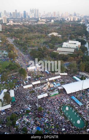 Bangkok, Thaïlande. 13 Jan, 2014. Des manifestants anti-gouvernementaux se réunissent à Lumpini Park au cours de la première journée d'une manifestation de masse le 13 janvier 2014 à Bangkok, Thaïlande. La peur de la violence et l'instabilité que l'des manifestants anti-gouvernement aller de l'avant dans une tentative d'arrêter Bangkok en bloquant les intersections majeures au coeur de la ville dans leur campagne en cours pour faire tomber le gouvernement du premier ministre Yingluck Shinawatra. Credit : Remote-software/Alamy Live News Banque D'Images