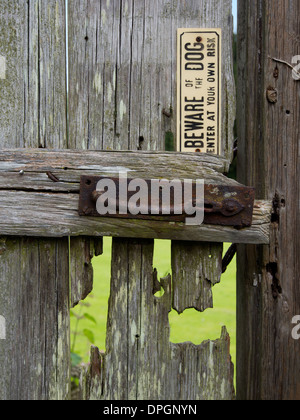 Une vieille porte en bois décrépit met en garde d'un chien disparu depuis longtemps Banque D'Images