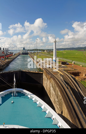 Coral Princess bateau de croisière à l'intérieur de verrouillage de Gatun sur le Canal de Panama Banque D'Images