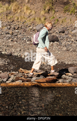 Femme walker crossin un flux dans le Barranco de angustia dans la Caldera de Taburiente à La Palma, Îles Canaries, Espagne Banque D'Images