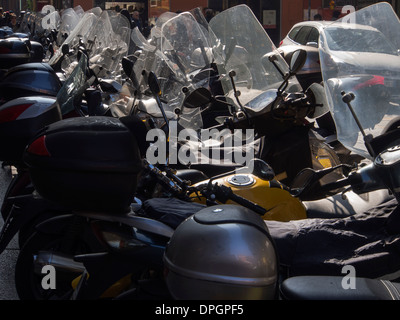 Une rangée de motos garées dans une rue de Bologne Banque D'Images