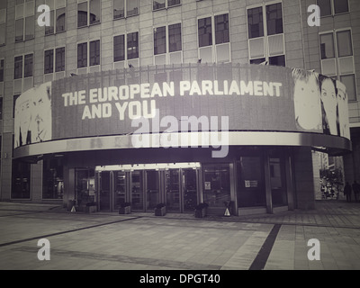 Signe lumineux au dessus de l'entrée du centre des visiteurs du Parlement européen à Bruxelles, Belgique. Banque D'Images