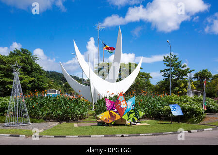 Scène de rue dans la capitale Victoria, sur la rue de l'indépendance avec le Monument du Bicentenaire, Victoria, Mahe, Seychelles, océan Indien, Arfika Banque D'Images