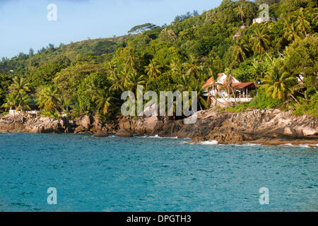 Plage dans la lumière du soir avec des maisons privées, Beau Vallon, Mahé, Seychelles, Afrique Banque D'Images