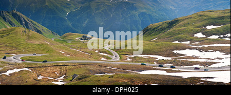 Le Grossglocner avec la haute route alpine de courbe - Autriche Banque D'Images