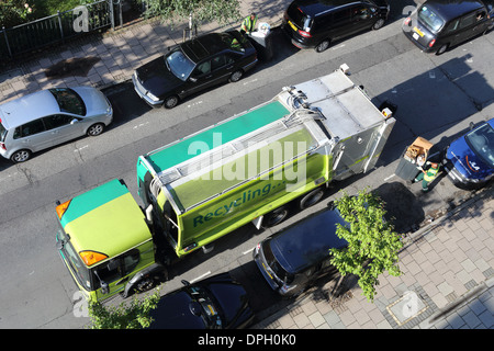 Un camion de recyclage de décisions c'est collections hebdomadaire à Islington, au nord de Londres, Angleterre, RU Banque D'Images
