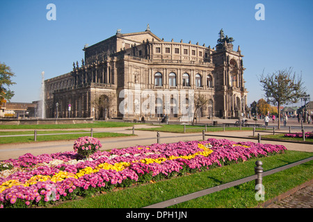 Le semeper opera avec des fleurs en ville Dresde - Allemagne Banque D'Images