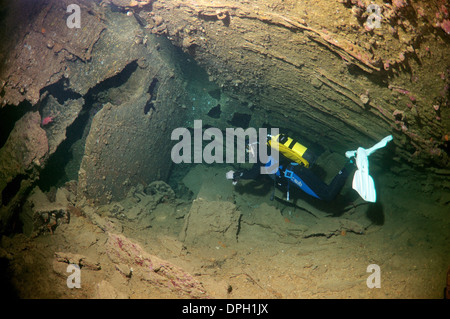 Plongeur à la recherche de shipwreck 'SS' Dunraven. Red Sea, Egypt, Africa Banque D'Images