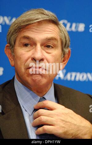 7 décembre 2005 - Washington, District of Columbia, États-Unis - I10335.Paul Wolfowitz, le nouveau président de la Banque mondiale parle avec les journalistes au sujet de ses responsabilités et les plans d'avenir. 12-07-2005. - - 2005(Credit Image : © Christy Bowe/Photos/ZUMAPRESS.com) Globe Banque D'Images