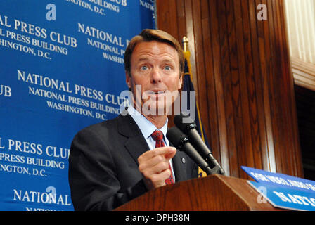 22 juin 2006 - Washington, District of Columbia, États-Unis - J10889CB.L'ancien sénateur et candidat à la vice-présidence John Edwards parle de son point de vue de l'avenir de la démocratie américaine. Le National Press Club, WASHINGTON DC 06-22-2006.(Image Crédit : © Christy Bowe/Photos/ZUMAPRESS.com) Globe Banque D'Images