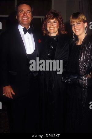 2 août 2006 - Hollywood, Californie, États-Unis - ROBERT WAGNER AVEC JILL ST. JOHN ET KATIE WAGNER 1983. n° 12633.(Image Crédit : © Phil Roach/Photos/ZUMAPRESS.com) Globe Banque D'Images