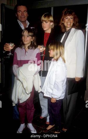 2 août 2006 - Hollywood, Californie, États-Unis - ROBERT WAGNER AVEC COURTNEY BROOKE, KATIE WAGNER WAGNER, Natasha GREGSON WAGNER ET JILL ST. JOHN 1982. n° 12515.(Image Crédit : © Phil Roach/Photos/ZUMAPRESS.com) Globe Banque D'Images