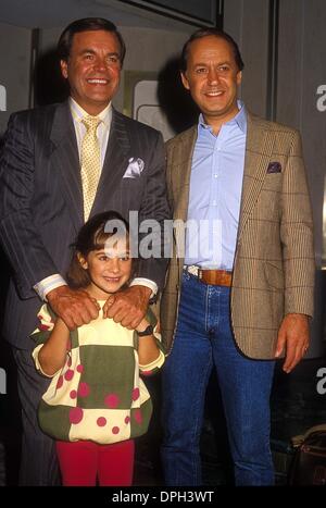 17 août 2006 - Hollywood, Californie, États-Unis - ROBERT WAGNER AVEC MAIA BREWTON ET JOHN STANDING 1985. n° 13824.(Image Crédit : © Phil Roach/Photos/ZUMAPRESS.com) Globe Banque D'Images