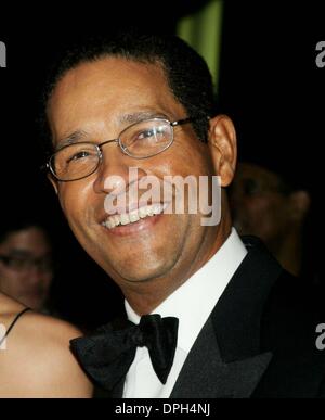 28 novembre 2006 - New York, New York, États-Unis - K50897ML.L'UNICEF SNOWFLAKE BALL À CIPRIANI . NEW YORK New York 11-28-2006. - BRYANT GUMBEL(Image Crédit : © Mitchell Levy/Photos/ZUMAPRESS.com) Globe Banque D'Images