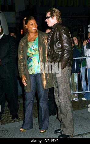 Mar. 28, 2006 - New York, New York, États-Unis - DENNIS LEARY ET QUEEN LATIFAH.K47356ML.DES STARS QUI ARRIVENT POUR LA PREMIÈRE DE .''Ice Age 2 : THE MELTDOWN'' .Ziegfeld Theatre, NEW YORK New York. .03-28-2006. - 2006.(Image Crédit : © Mitchell Levy/Photos/ZUMAPRESS.com) Globe Banque D'Images