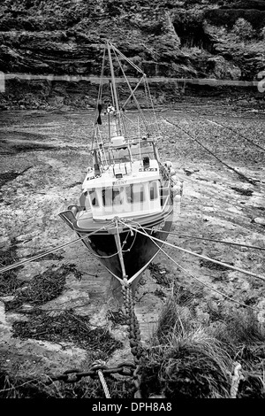 Bateau de pêche amarré, le port, Boscastle, Cornwall, Angleterre Banque D'Images