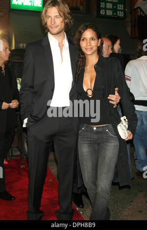 Le 15 novembre 2006 - New York, New York, États-Unis - K50775ML.COGNAC HENNESSY ORGANISE UNE DÉGUSTATION EXCLUSIVE AU CAFE FUEGO ST. Marque PLACE , NEW YORK New York 11-14-2006. - 2006.Halle Berry GABRIEL AUBRY(Image Crédit : © Mitchell Levy/Photos/ZUMAPRESS.com) Globe Banque D'Images
