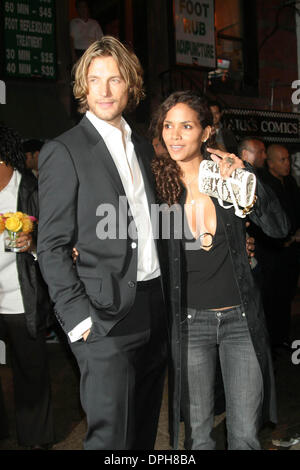 Le 15 novembre 2006 - New York, New York, États-Unis - K50775ML.COGNAC HENNESSY ORGANISE UNE DÉGUSTATION EXCLUSIVE AU CAFE FUEGO ST. Marque PLACE , NEW YORK New York 11-14-2006. - 2006.Halle Berry GABRIEL AUBRY(Image Crédit : © Mitchell Levy/Photos/ZUMAPRESS.com) Globe Banque D'Images