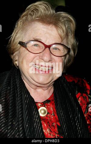 28 novembre 2006 - New York, New York, États-Unis - K50897ML.L'UNICEF SNOWFLAKE BALL À CIPRIANI . NEW YORK New York 11-28-2006. - DR RUTH(Image Crédit : © Mitchell Levy/Photos/ZUMAPRESS.com) Globe Banque D'Images