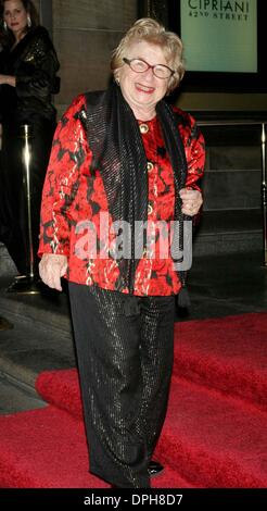 28 novembre 2006 - New York, New York, États-Unis - K50897ML.L'UNICEF SNOWFLAKE BALL À CIPRIANI . NEW YORK New York 11-28-2006. - DR RUTH(Image Crédit : © Mitchell Levy/Photos/ZUMAPRESS.com) Globe Banque D'Images