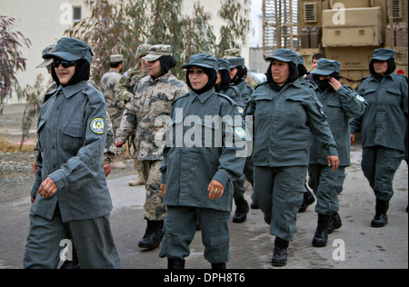 Les agents de police afghane à pied de la première mission de la Police nationale afghane femelle patrouille de base à l'obtention du diplôme du cours régional mixte Centre de la Police nationale afghane Le 9 janvier 2014, dans la province de Kandahar, Afghanistan. Banque D'Images