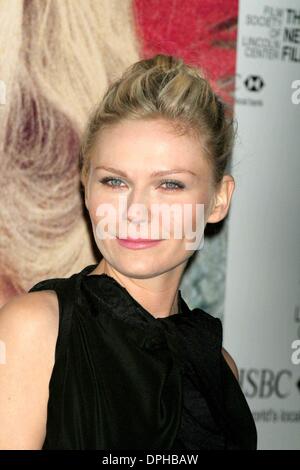 13 octobre 2006 - New York, New York, États-Unis - K50329ML.Premiere pour Marie Antoinette au Alice Tully Hall de New York City. .10-13-2006. / 2006.Kirsten Dunst(Image Crédit : © Mitchell Levy/Photos/ZUMAPRESS.com) Globe Banque D'Images