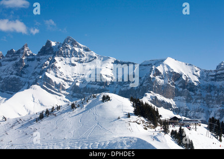 Les Dents du Midi au-dessus de la Val d'Illiez du village de Champoussin une partie des Portes du Soleil Valais Suisse Banque D'Images