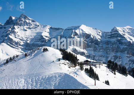 Les Dents du Midi au-dessus de la Val d'Illiez du village de Champoussin une partie des Portes du Soleil Valais Suisse Banque D'Images