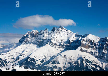 Les Dents du Midi au-dessus de la Val d'Illiez du village de Champoussin une partie des Portes du Soleil Valais Suisse Banque D'Images