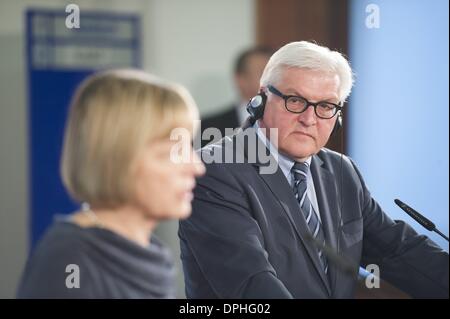 Berlin, Allemagne. 14Th Jan, 2014. Le ministre des Affaires étrangères Frank-Walter Steinmeier rencontre son collègue de Croatie, Vesna PusiÌ ? ? D'une conversation dans l'Office des étrangers. © Goncalo Silva/NurPhoto ZUMAPRESS.com/Alamy/Live News Banque D'Images
