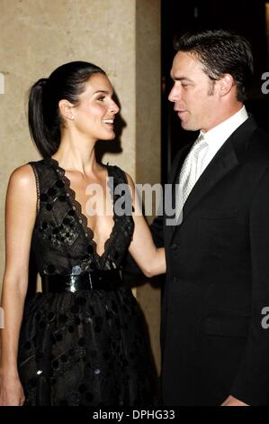 25 février 2006 - Hollywood, Californie, États-Unis - K47083MG.Angie Harmon et son mari, ancien joueur de football professionnel Jason Sehorn poser pour les photographes, au cours de la 8e conférence annuelle les concepteurs de costumes Guild Awards, qui a eu lieu au Beverly Hilton Hotel, le 25 février 2006, à Beverly Hills, en Californie.. / 2006(Credit Image : © Michael Germana/Globe Photos/ZUMAPRESS.com) Banque D'Images