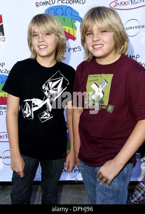22 octobre 2006 - Hollywood, Californie, États-Unis - Cole Sprouse et son frère Dylan Sprouse durant la 14e Conférence annuelle de la famille de Ronald McDonald Holloween Camp Carnival, tenue à Universal Studios Backlot, le 22 octobre 2006, à Los Angeles.. Superstar / Images - K50369MGE(Credit Image : © Michael Germana/Globe Photos/ZUMAPRESS.com) Banque D'Images