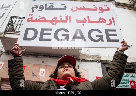 Tunis, Tunisie. 14 janvier 2014. Centaines de personnes viennent à commerate troisième anniversaire de la révolution derrière siège d'UGTT. (Crédit Image : Crédit : Marieau Palacio/NurPhoto ZUMAPRESS.com/Alamy/Live News) Banque D'Images