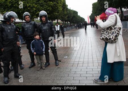 Tunis, Tunisie. 14 janvier 2014. Une mère prendre une photo de son fils avec les forces de sécurité. (Crédit Image : Crédit : Marieau Palacio/NurPhoto ZUMAPRESS.com/Alamy/Live News) Banque D'Images