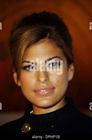 2 novembre 2006 - Hollywood, Californie, États-Unis - K50550MGE.Eva Mendez au cours de l'AFI Fest 2006 Gala d'avant de VOLVER et hommage à Penelope Cruz, tenue à l'Arclight Cinerama Dome, le 2 novembre 2006, à Los Angeles.(Image Crédit : © Michael Germana/Globe Photos/ZUMAPRESS.com) Banque D'Images