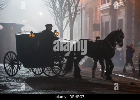 Cardiff, Wales, UK. 13 janvier 2014. L'ensemble de médecin qui lors du tournage dans un lieu public (Mount Stuart Square, Cardiff Bay) pour la première fois avec Peter Capaldi dans son nouveau rôle de la douzième médecin. Vu également sur le plateau étaient des personnages y compris Stax (photo), Madame Vastra et Jenny. Credit : Polly Thomas / Alamy Live News Banque D'Images