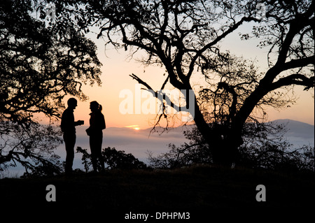 Couple appréciant les paysages dans le comté de Mendocino, en Californie Banque D'Images