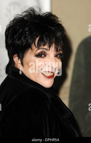 21 mars 2006 - Hollywood, Californie, États-Unis - LOS ANGELES, CA 21 MARS 2006 (SSI) - -.L'actrice Liza Minnelli pose pour les photographes, lors de la première de la restauré et re-masterisé 1972 Bob Fosse PLAT AVEC UN ÉVÉNEMENT concert LIZA Z, tenue à la salle de projection de la MGM, le 21 mars 2006, à Century City, Los Angeles. / Images Super Star.K47278MG.(Image Crédit : © Michael Germana/Globe P Banque D'Images