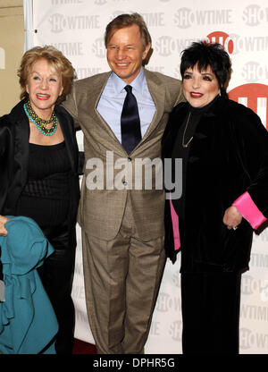 21 mars 2006 - Hollywood, Californie, États-Unis - LOS ANGELES, CA 21 MARS 2006 (SSI) - -.Patricia McCallum, son mari, l'acteur Michael York et l'actrice Liza Minnelli poser pour les photographes, lors de la première de la restauré et re-masterisé 1972 Bob Fosse PLAT AVEC UN ÉVÉNEMENT concert LIZA Z, tenue à la salle de projection de la MGM, le 21 mars 2006, à Century City, Los Angeles. / Super Star Im Banque D'Images