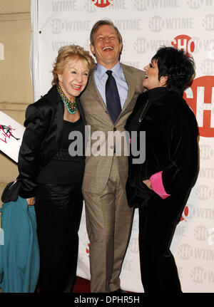 21 mars 2006 - Hollywood, Californie, États-Unis - LOS ANGELES, CA 21 MARS 2006 (SSI) - -.Patricia McCallum, son mari, l'acteur Michael York et l'actrice Liza Minnelli poser pour les photographes, lors de la première de la restauré et re-masterisé 1972 Bob Fosse PLAT AVEC UN ÉVÉNEMENT concert LIZA Z, tenue à la salle de projection de la MGM, le 21 mars 2006, à Century City, Los Angeles. / Super Star Im Banque D'Images