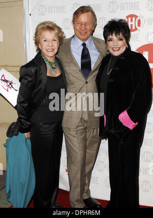 21 mars 2006 - Hollywood, Californie, États-Unis - LOS ANGELES, CA 21 MARS 2006 (SSI) - -.Patricia McCallum, son mari, l'acteur Michael York et l'actrice Liza Minnelli poser pour les photographes, lors de la première de la restauré et re-masterisé 1972 Bob Fosse PLAT AVEC UN ÉVÉNEMENT concert LIZA Z, tenue à la salle de projection de la MGM, le 21 mars 2006, à Century City, Los Angeles. / Super Star Im Banque D'Images