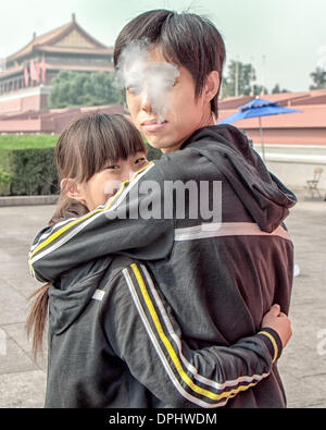 Beijing, Chine. 16 Oct, 2006. Un jeune couple chinois de la place Tienanmen, une attraction touristique à Beijing. © Arnold Drapkin/ZUMAPRESS.com/Alamy Live News Banque D'Images