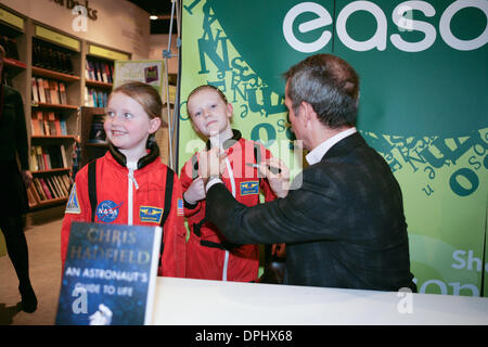 Belfast, en Irlande du Nord, Royaume-Uni. 14Th Jan, 2014. L'astronaute canadien Chris Hadfield, Capc avec foi et Lucy Young à motifs librairie à Belfast, où il a été de signer des copies de son livre, "Un guide des astronautes à la vie sur terre' Credit : Bonzo/Alamy Live News Banque D'Images