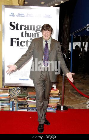 31 octobre 2006 - Hollywood, Californie, États-Unis - Stephen Fry lors de la première du nouveau film de Columbia Pictures, plus étrange que la fiction s'est tenue à la Mann Village Theatre, le 30 octobre 2006, à Los Angeles.. / K50508MGE(Credit Image : © Michael Germana/Globe Photos/ZUMAPRESS.com) Banque D'Images